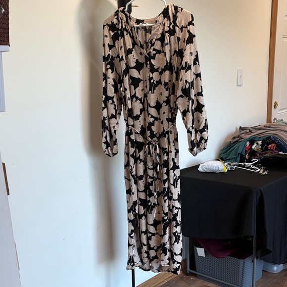 H&M Dresses & Skirts - H&M Black and Cream Floral Long Sleeve Dress
